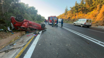 Σοβαρό τροχαίο στον ΒΟΑΚ, αυτοκίνητο ανέτραπη στις Καλύβες, σώοι οι τρεις επιβάτες