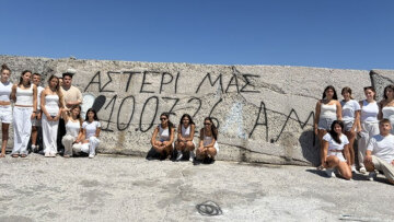 «Πέτα ψηλά, λαμπρό μας αστέρι»: Λευκά μπαλόνια στον ουρανό της Σάμου από τους φίλους της για την 15χρονη Άννα-Μαρία της Θεσσαλονίκης