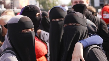 Η Δανία επεκτείνει την απαγόρευση της μπούρκας σε σχολεία και πανεπιστήμια: Στόχος η αντιμετώπιση των «παράλληλων κοινωνιών»