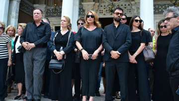 «Ταξιδιάρα ψυχή και αιώνια έφηβη»: Με δάκρυα στα μάτια αποχαιρέτησαν φίλοι και συγγενείς τη Μάρω Κοντού