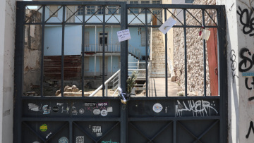 «Καλό ταξίδι κυρία Ελενίτσα μας»: Συγκινούν τα σημειώματα για τη Μάρω Κοντού έξω από το σπίτι που γυρίστηκε η ταινία «Η δε γυνή να φοβήται τον άνδρα»