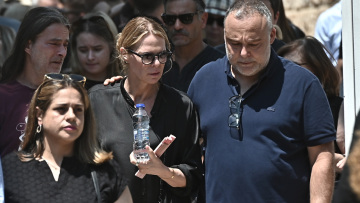 Συγγενείς και φίλοι αποχαιρέτισαν τον Λορέντζο Καριέρε, δείτε βίντεο και φωτογραφίες
