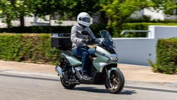 Δοκιμάζουμε πρώτοι στην Ελλάδα το 300άρι scooter της Phelon & Moore - Πόσο κοστίζει;