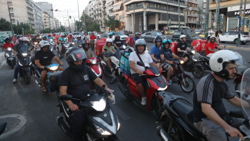 Μοτοπορεία με καπνογόνα στο κέντρο της Αθήνας από διανομείς, απέκλεισαν τη Φιλελλήνων και κατάστημα: Βίντεο και φωτογραφίες