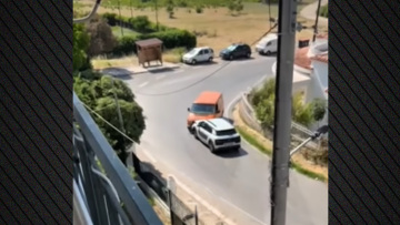 Βίντεο: Αυτοκίνητο κινούνταν ανάποδα στη λεωφόρο Αθηνών - Ωρωπού και συγκρούστηκε με φορτηγάκι