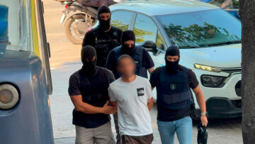Στα δικαστήρια ο 25χρονος για τη φονική επίθεση στο σπίτι της οικογένειας Νέστορα, δείτε βίντεο και φωτογραφίες