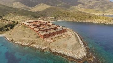 Το ελληνικό νησί με το σκοτεινό παρελθόν που έχει μετατραπεί σε καταφύγιο σπάνιων ζώων