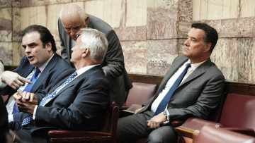 Τα παρασκήνια της ΚΟ της Νέας Δημοκρατίας: Η γαλαρία, οι αγκαλιές, το βιβλίο-μήνυμα και τα πηγαδάκια