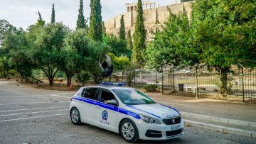 Ακρόπολη: Άνδρας με μαχαίρι τραυμάτισε δύο Ελληνοαμερικανούς τουρίστες, σε σοβαρή κατάσταση ο ένας