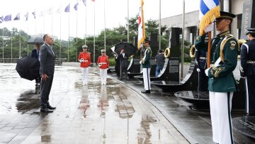 Κορέα: Ο Γεραπετρίτης κατέθεσε στεφάνι προς τιμήν των μελών της Ελληνικής Εκστρατευτικής Δύναμης