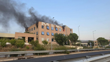 Υπό έλεγχο η φωτιά στο εγκαταλειμμένο κτίριο στο Ολυμπιακό Χωριό, δείτε βίντεο και φωτογραφίες
