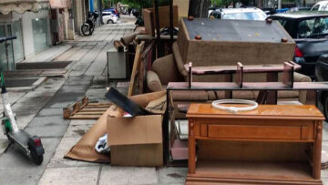 Μετακόμισαν και πέταξαν το παλιό νοικοκυριό τους στο πεζοδρόμιο