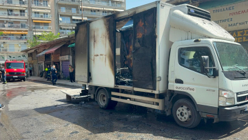 Θεσσαλονίκη: Φωτιά σε φορτηγό που κινούνταν στην Γιαννιτσών, δείτε βίντεο