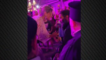 Η Νατάσσα Μποφίλιου τραγούδησε με παπά που πήγε σε συναυλία της, δείτε βίντεο