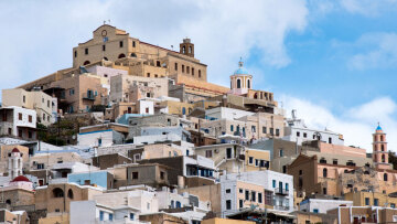 Νεκρή η γυναίκα που μαχαιρώθηκε στη Σύρο: Πήγε σε σπίτι ζευγαριού, λογομάχησε με τη γυναίκα, τη σκότωσε ο σύζυγος