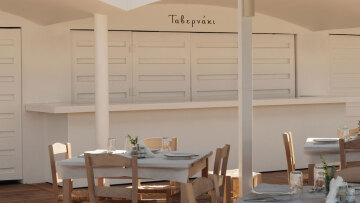 Το Ταβερνάκι στην Astir Beach φέρνει την αυθεντικότητα του ελληνικού καλοκαιριού και μετά τη δύση του ήλιου