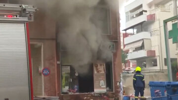 Φωτιά τώρα σε υπόγειο φαρμακείου στον Εύοσμο, κινητοποίηση της Πυροσβεστικής, δείτε βίντεο