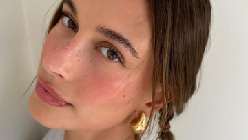 Το beauty hack της Hailey Bieber για πιο φωτεινή περιοχή κάτω από τα μάτια
