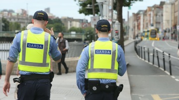 Ιρλανδία: Δύο συλλήψεις μετά τον εντοπισμό βόμβας μέσα σε ΙΧ
