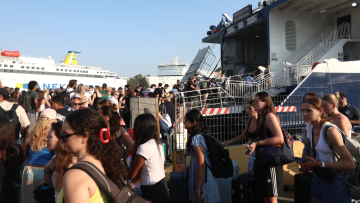Μεγάλη έξοδος από τα λιμάνια της Αττικής: Πάνω από 104.000 επιβάτες αναχωρούν το τριήμερο