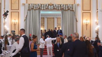 Live η δεξίωση στο Προεδρικό Μέγαρο για την 52η επέτειο αποκατάστασης της Δημοκρατίας
