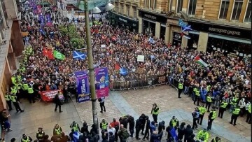 Συγκρούσεις αντιμεταναστών διαδηλωτών με αντιρατσιστές στη Γλασκώβη
