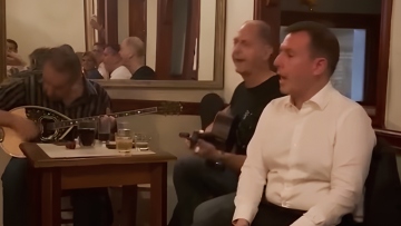 Ο Παναγιώτης Δουδωνής τραγούδησε σε ταβέρνα την «Παράξενη κοπέλα», δείτε βίντεο