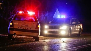 Πώς έγινε η καταδίωξη - θρίλερ στο Αντίρριο, δραπέτευσε πεζός αφού έσπασε διόδια και εμβόλισε περιπολικό