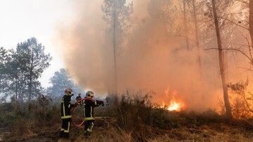 Οι φλόγες στη Γαλλία απειλούν και κρίσιμες πυρηνικές και αμυντικές εγκαταστάσεις
