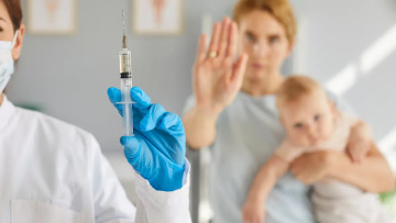 Ποιοι πέφτουν συχνότερα στην παγίδα της παραπληροφόρησης για τα εμβόλια

