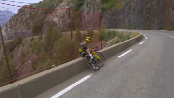 Παρά τρίχα τραγωδία στο Tour de France: Αθλητής σώθηκε από πτώση σε γκρεμό για λίγα εκατοστά, δείτε βίντεο 
