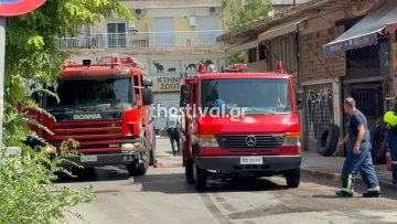Στο νοσοκομείο ηλικιωμένη με εγκαύματα στα πόδια μετά από φωτιά σε διαμέρισμα στη Καλαμαριά, δείτε βίντεο