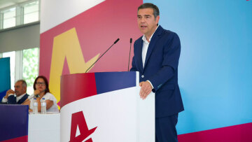 Ο Τσίπρας παρουσίασε το σχέδιο της ΕΛΑΣ για την Τοπική Αυτοδιοίκηση: Θα καταργήσουμε τις αποκεντρωμένες διοικήσεις