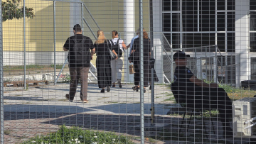 «Έβλεπα την αμαξοστοιχία σαν να μπαίνει σε στεφάνι φωτιάς»: Συγκλονίζει η κατάθεση επιζήσασας στη δίκη για τα Τέμπη
