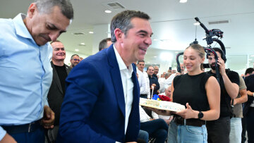 Τα κεράσματα και η τούρτα έκπληξη για τον Τσίπρα στην εκδήλωση της ΕΛΑΣ, δείτε βίντεο