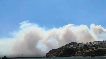 Η φωτιά είναι ανεξέλεγκτη, έφτασε στα πρώτα σπίτια, λέει ο κοινοτάρχης της Κρύας Βρύσης