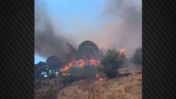 Φωτιά στο Πλωμάρι της Λέσβου, ενισχύθηκαν οι δυνάμεις, επιχειρούν 6 εναέρια