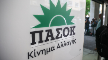 ΠΑΣΟΚ: Ο εγκλωβισμός στην τρίτη θέση, η μάχη με την ΕΛΑΣ και η διεύρυνση σε δόσεις