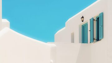 5 ελληνικά νησιά που φτάνεις μόνο με πλοίο και φέτος κερδίζουν όλο και περισσότερους ταξιδιώτες