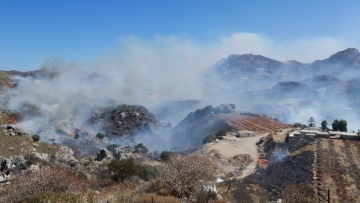 Μηδενική ορατότητα και αναταράξεις από καπνούς και ανέμους δεν επιτρέπουν τη ρίψη νερού σε Πάρο και Κρήτη