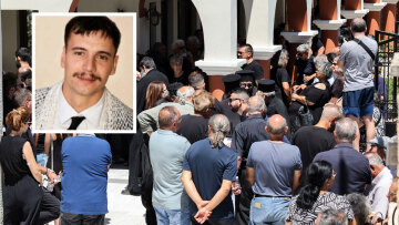 Σε κλίμα οδύνης η κηδεία του 25χρονου πυροσβέστη που έχασε τη ζωή του στη μάχη με τις φλόγες στο Ρέθυμνο