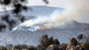 Ριπές 125 χλμ./ώρα «φουντώνουν» τη φωτιά στο Ρέθυμνο, στη μάχη πάνω από 220 πυροσβέστες και δασοκομάντος