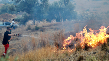 Μάχη με πολλά πύρινα μέτωπα στο Ρέθυμνο, ελαφρώς καλύτερη η εικόνα σε Σητεία και Πλωμάρι, θρήνος για τους τρεις νεκρούς πυροσβέστες
