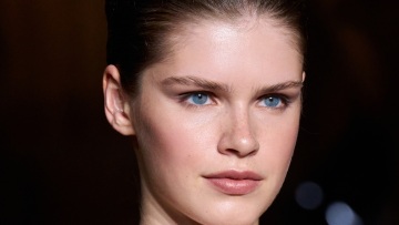 Η skincare ρουτίνα των λίγων λεπτών που χαρίζει πιο φωτεινή επιδερμίδα ακόμη και χωρίς μακιγιάζ
