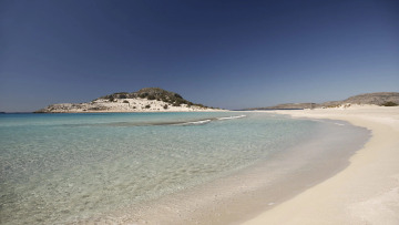 Γύρω από τη Μονεμβασιά: Παραλίες με τιρκουάζ νερά, ένα εντυπωσιακό σπήλαιο και μια προϊστορική πόλη κάτω από το νερό