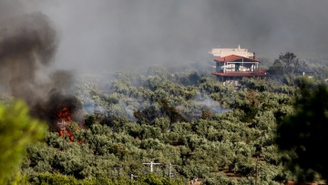 112 για εκκένωση της Λιβαδόστρας Βοιωτίας - Σε απόσταση 10 μέτρων από τα σπίτια οι φλόγες, λέει ο πρόεδρος Λεύκτρων