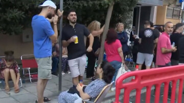 Κοιμήθηκαν έξω από το Α.Τ. Τούμπας στη Θεσσαλονίκη για να εκδώσουν διαβατήριο με την παλαιού τύπου ταυτότητα, δείτε βίντεο 
