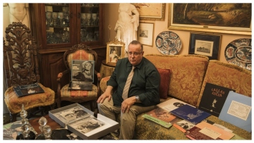 Πέθανε ο συλλέκτης του έργου της Μαρίας Κάλλας, Δημήτρης Πυρομάλλης, που δώρισε το 2023 τη συλλογή του στην Εθνική Λυρική Σκηνή 