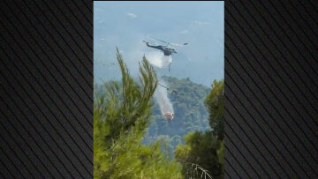 Συγκρούστηκαν δύο πυροσβεστικά ελικόπτερα που επιχειρούσαν στη φωτιά της Ψάθας - Δύο διασωθέντες, πληροφορίες για δύο νεκρούς έναν Έλληνα και έναν Ρουμάνο