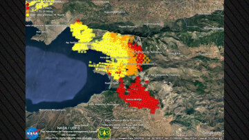«Mega fire» η πυρκαγιά της Αττικοβοιωτίας: Δείτε χάρτη από δορυφόρο με τα ενεργά μέτωπα